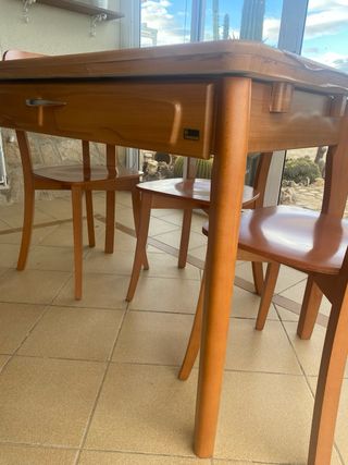 Mesa de comedor de madera