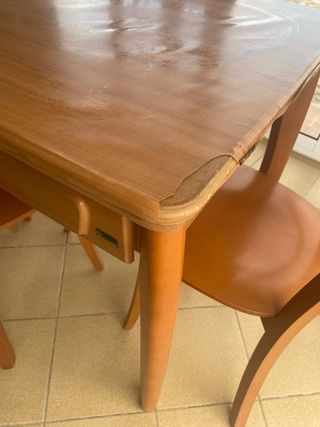 Mesa de comedor de madera