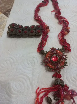 Collar y pulsera de cuentas rojas