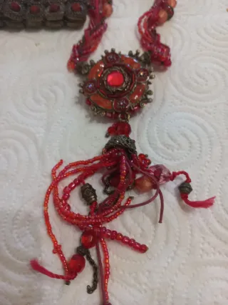 Collar y pulsera de cuentas rojas
