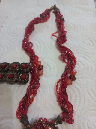 Collar y pulsera de cuentas rojas