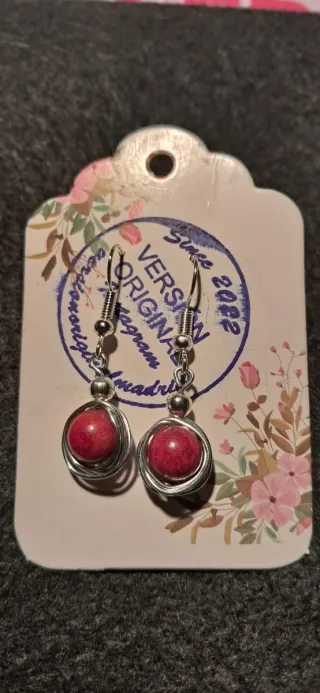 Pendientes coral con detalles plateados.