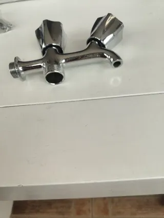 Grifo doble pared. Lavadero garaje jardín patio.