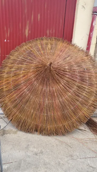 Sombrilla de mimbre y madera