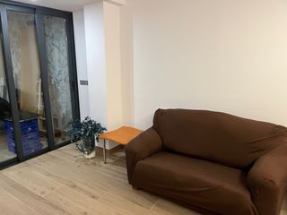 Sofá de tela marrón