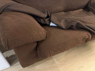 Sofá de tela marrón