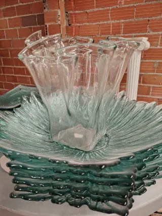 Juego de platos y búcaros de cristal