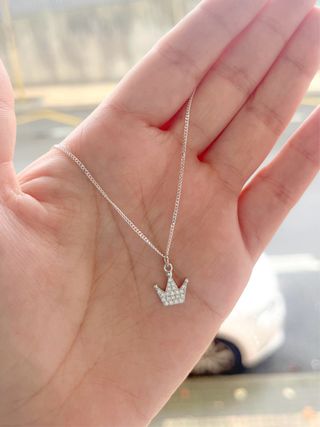 Collar con colgante de corona plata