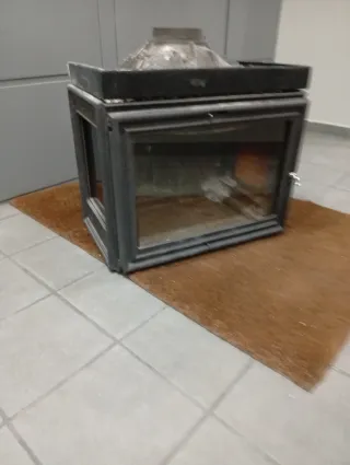 Chimenea de metal y cristal