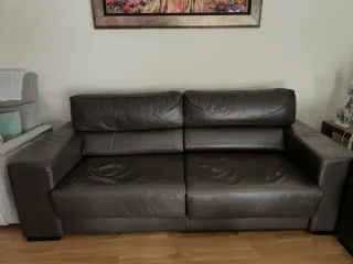 2 sofás polipiel marrones