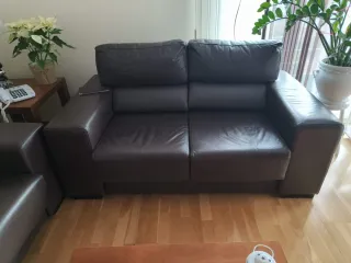 2 sofás polipiel marrones