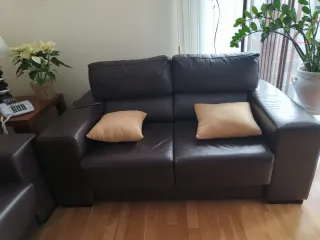 2 sofás polipiel marrones