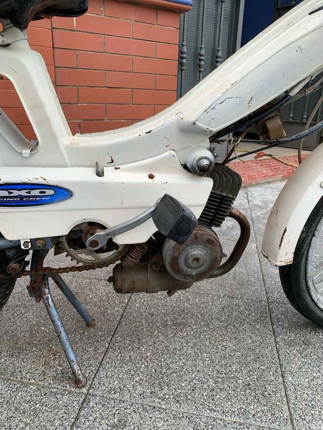 Mobylette Blanca con Detalles Azules