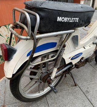 Mobylette Blanca con Detalles Azules