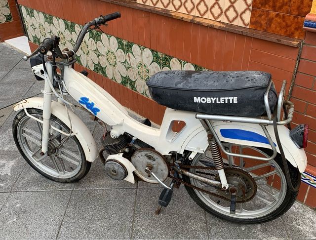 Mobylette Blanca con Detalles Azules