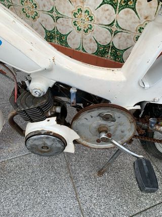 Mobylette Blanca con Detalles Azules