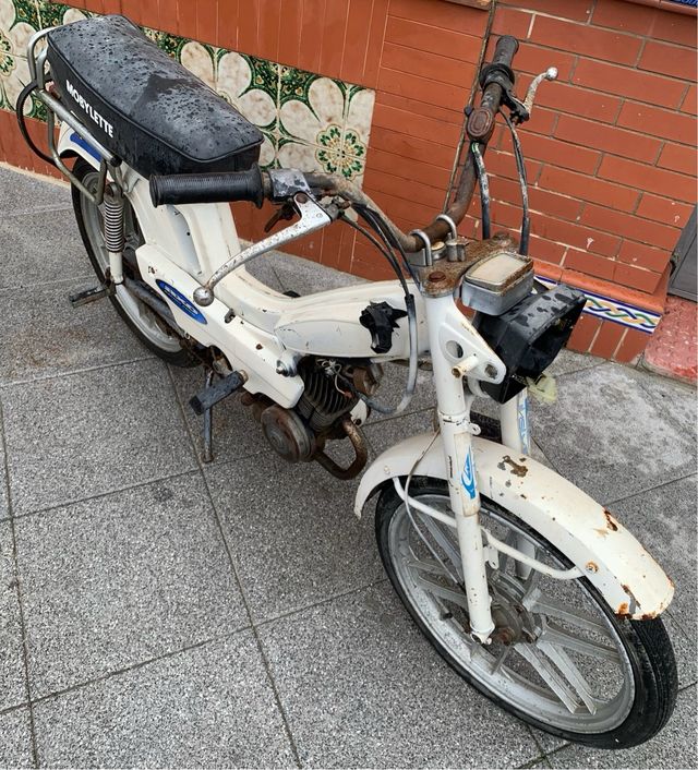 Mobylette Blanca con Detalles Azules