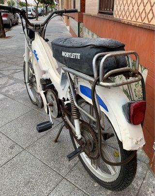 Mobylette Blanca con Detalles Azules