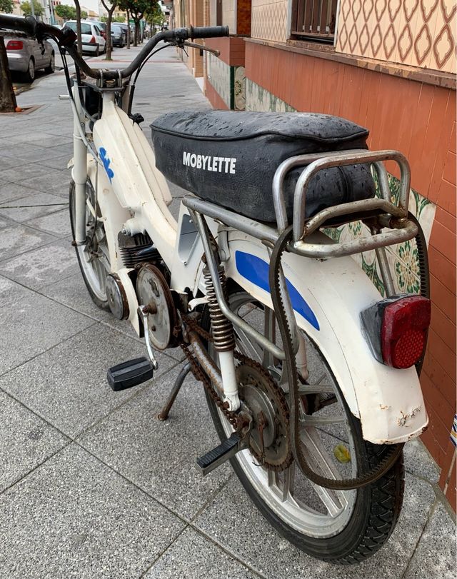 Mobylette Blanca con Detalles Azules