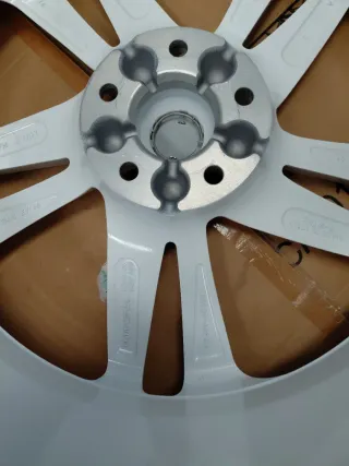 Llanta Nissan Blanca