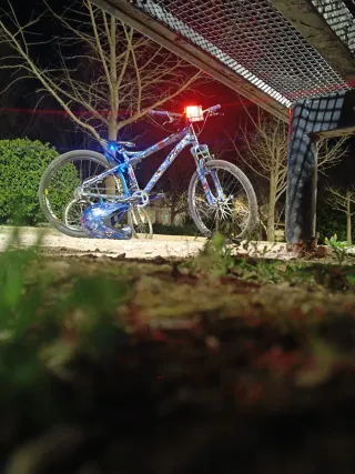 Bici de dirt jump montada pieza a pieza