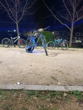 Bici de dirt jump montada pieza a pieza