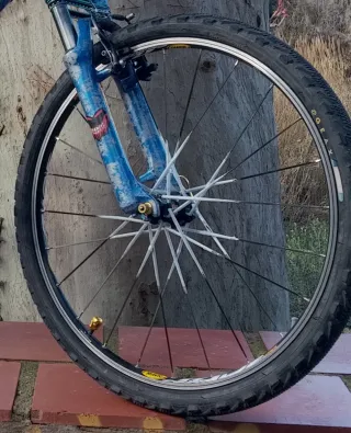 Bici de dirt jump montada pieza a pieza