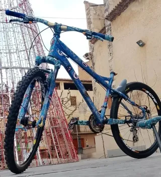 Bici de dirt jump montada pieza a pieza