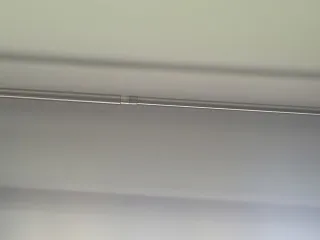 Barra de cortina metálica plateada extensible