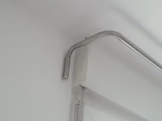 Barra de cortina metálica plateada extensible