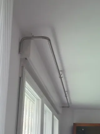 Barra de cortina metálica plateada extensible