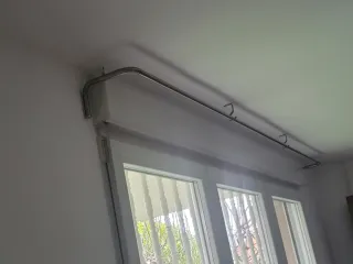 Barra de cortina metálica plateada extensible