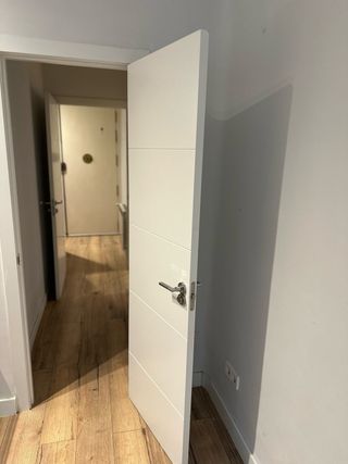 Puerta blanca moderna, varias unidades