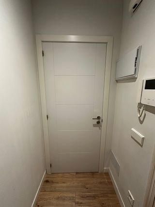 Puerta blanca moderna, varias unidades