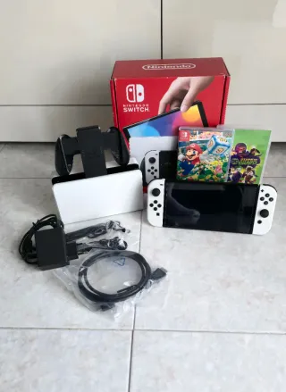 Nintendo Switch OLED console + 2 giochi