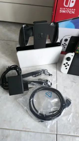 Nintendo Switch OLED console + 2 giochi