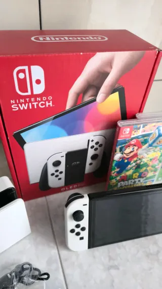 Nintendo Switch OLED console + 2 giochi