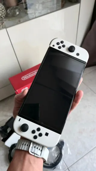 Nintendo Switch OLED console + 2 giochi