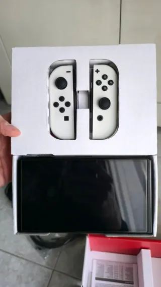 Nintendo Switch OLED console + 2 giochi