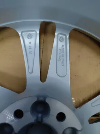 Llanta Nissan plateada