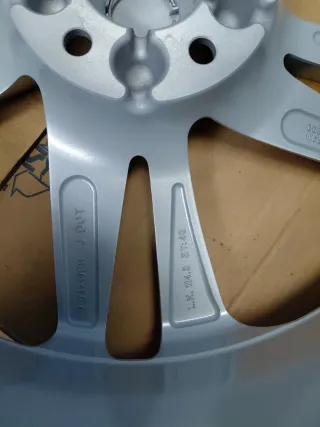 Llanta Nissan plateada