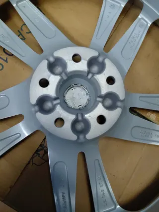 Llanta Nissan plateada