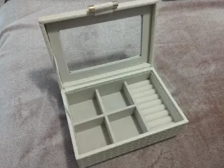 Caja Joyero Beige con Ventana. Faux leather.