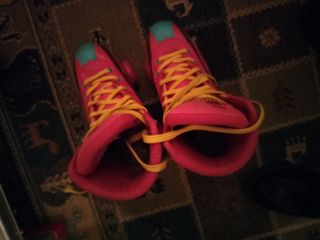 Patins em linha rosa com atacadores amarelos