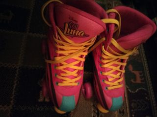 Patins em linha rosa com atacadores amarelos