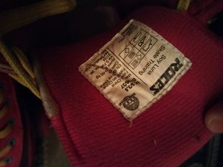 Patins em linha rosa com atacadores amarelos