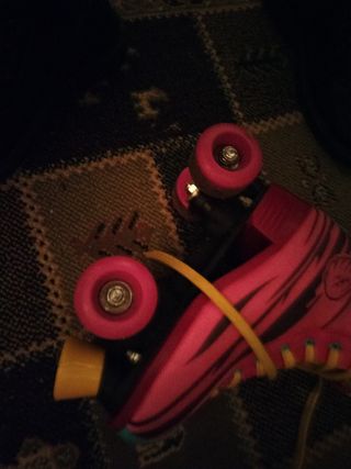 Patins em linha rosa com atacadores amarelos