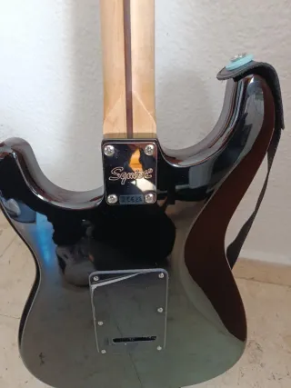 Guitarra Eléctrica Squier Sonic Strat HSS Negro