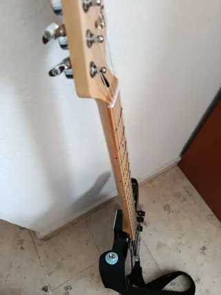 Guitarra Eléctrica Squier Sonic Strat HSS Negro