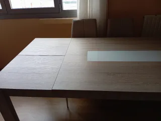 Mesa de comedor de madera y cristal